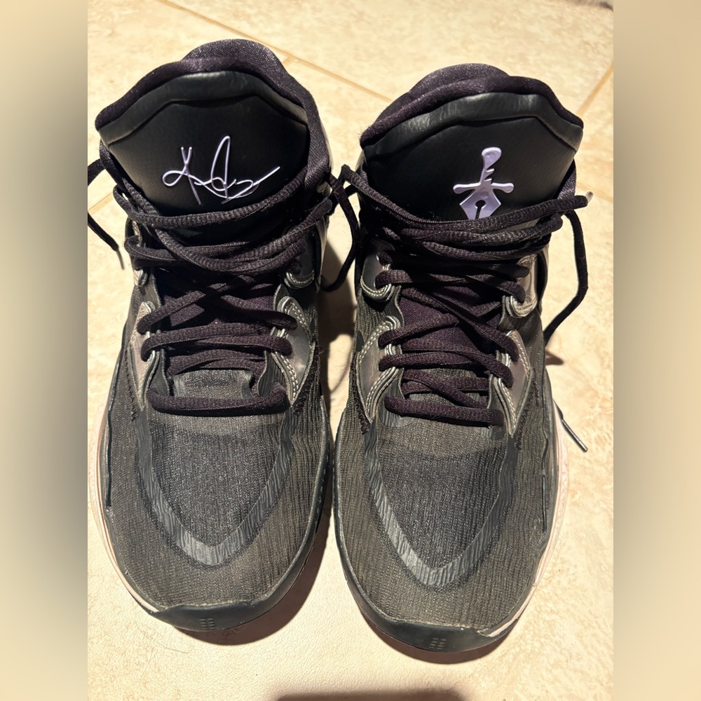 Nike Kyrie Irving Youth Sneakers Size 7 - Picture 5 of 7